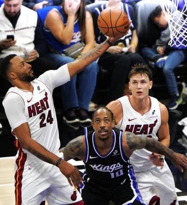 (260121) -- SACRAMENTO, Jan. 21, 2026 -- Miami Heats Norman Powell (L) goes for a layup during the 2025-2026 NBA, Basketball Herren, USA regular season basketball game between Miami Heats and Sacramento Kings in Sacramento, the United States, Jan. 20, 2026. ) (SP)U.S.-SACRAMENTO-BASKETBALL-NBA-HEATS VS KINGS WuxXiaoling 