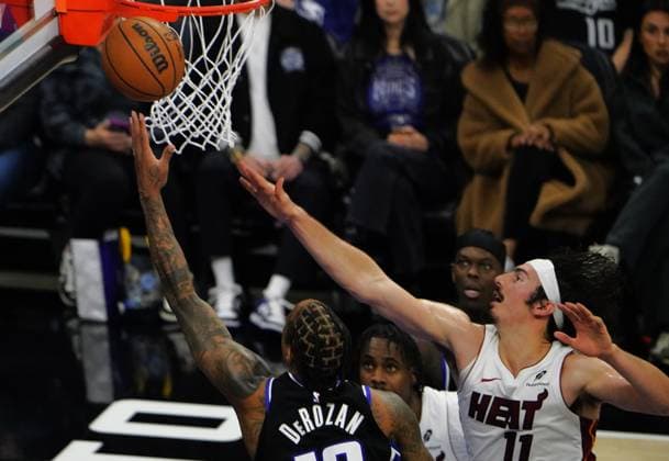 (260121) -- SACRAMENTO, Jan. 21, 2026 -- Sacramento Kings DeMar DeRozan (L) goes for a layup during the 2025-2026 NBA, Basketball Herren, USA regular season basketball game between Miami Heats and Sacramento Kings in Sacramento, the United States, Jan. 20, 2026. ) (SP)U.S.-SACRAMENTO-BASKETBALL-NBA-HEATS VS KINGS WuxXiaoling 