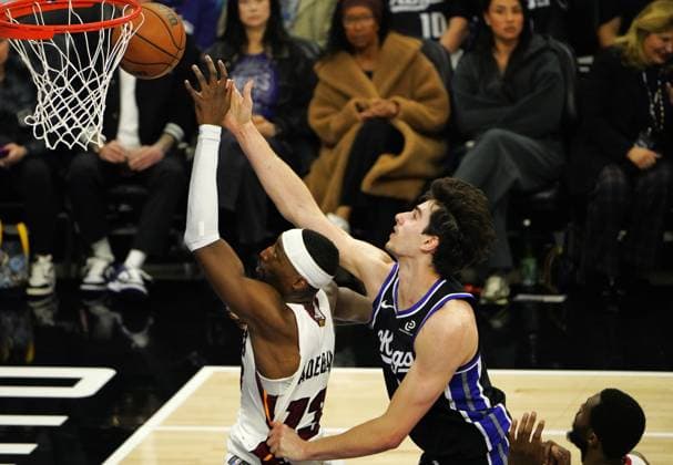 (260121) -- SACRAMENTO, Jan. 21, 2026 -- Sacramento Kings Maxime Raynaud (R) competes during the 2025-2026 NBA, Basketball Herren, USA regular season basketball game between Miami Heats and Sacramento Kings in Sacramento, the United States, Jan. 20, 2026. ) (SP)U.S.-SACRAMENTO-BASKETBALL-NBA-HEATS VS KINGS WuxXiaoling 