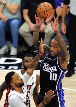 (260121) -- SACRAMENTO, Jan. 21, 2026 -- Sacramento Kings DeMar DeRozan (R) competes during the 2025-2026 NBA, Basketball Herren, USA regular season basketball game between Miami Heats and Sacramento Kings in Sacramento, the United States, Jan. 20, 2026. ) (SP)U.S.-SACRAMENTO-BASKETBALL-NBA-HEATS VS KINGS WuxXiaoling 