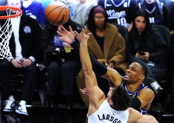 (260121) -- SACRAMENTO, Jan. 21, 2026 -- Sacramento Kings Russell Westbrook (top) goes for a layup during the 2025-2026 NBA, Basketball Herren, USA regular season basketball game between Miami Heats and Sacramento Kings in Sacramento, the United States, Jan. 20, 2026. ) (SP)U.S.-SACRAMENTO-BASKETBALL-NBA-HEATS VS KINGS WuxXiaoling 