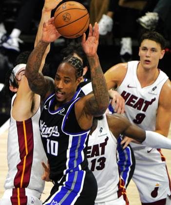 (260121) -- SACRAMENTO, Jan. 21, 2026 -- Sacramento Kings DeMar DeRozan (front) competes during the 2025-2026 NBA, Basketball Herren, USA regular season basketball game between Miami Heats and Sacramento Kings in Sacramento, the United States, Jan. 20, 2026. ) (SP)U.S.-SACRAMENTO-BASKETBALL-NBA-HEATS VS KINGS WuxXiaoling 