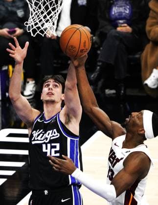 (260121) -- SACRAMENTO, Jan. 21, 2026 -- Sacramento Kings Maxime Raynaud (L) competes during the 2025-2026 NBA, Basketball Herren, USA regular season basketball game between Miami Heats and Sacramento Kings in Sacramento, the United States, Jan. 20, 2026. ) (SP)U.S.-SACRAMENTO-BASKETBALL-NBA-HEATS VS KINGS WuxXiaoling 