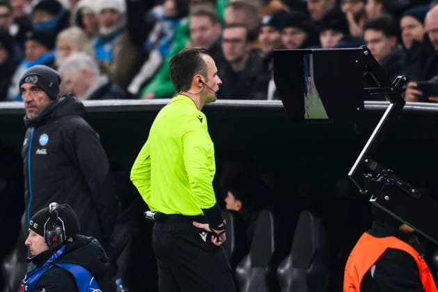 Champions League League Phase FC Kobenhavn vs Napoli 20 01 2026 Referee Irfan Peljto checks VAR for possible red card Champions League League League Phase FC Kobenhavn vs Napoli 20 01 2026 Kobenhavn, Denmark 20 January, 2026 UK Champions League League League Phase FC Copenhagen vs Napoli, Parken, Copenhagen, Denmark Kobenhavn Parken Danmark Copyright: xMichaelxBarrettxBoesenx