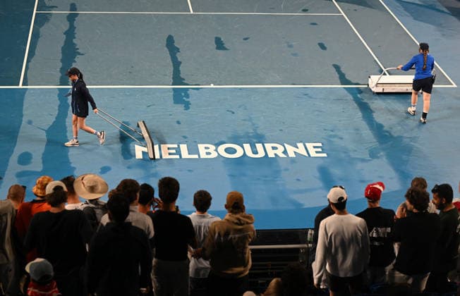 TENNIS AUSTRALIAN OPEN, Rain delays play as Alex de Minaur of Australia takes on Hamad Medjedovic of Serbia reacts during the Men™s 2nd round match on day 4 of the 2026 Australian Open tennis tournament at Melbourne Park in Melbourne, Wednesday, January 21, 2026. ( NO ARCHIVING MELBOURNE VICTORIA AUSTRALIA  Copyright: xLUKASxCOCHx 20260121110345148760
