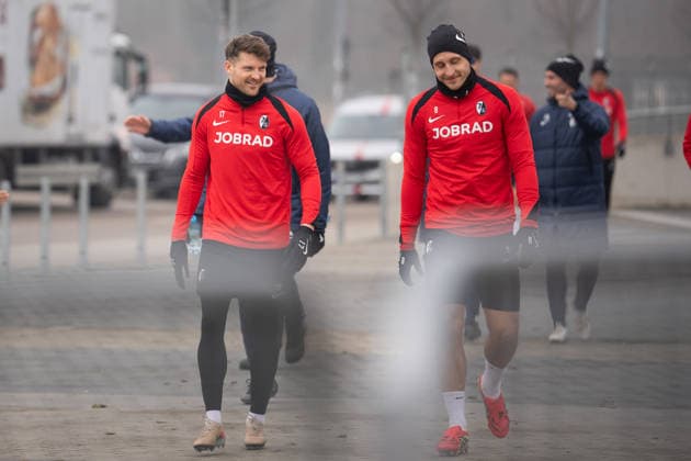 Football, Bundesliga, Men, Training SC Freiburg Europa Park Stadion, Sport, Europa Park Stadion, Lukas Kuebler SC Freiburg, 17 Maximilian Eggestein SC Freiburg, 08 Freiburg Europa Park Stadion Baden Württemberg Germany Copyright: xFINLEYxMÖRCHx