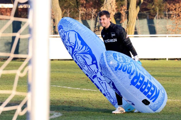 DEU, DFL, 2 FBL Hertha BSC, Training, 21 01 2026, Sportforum, Berlin, DEU, DFL, 2 FBL Hertha BSC, Training, im Bild Tjark Ernst Hertha BSC Berlin 1 , schleppt Plastikpuppen ab DFL regulations prohibit any use of Photographs as image sequences and or quasi video nordphotoxGmbHx xEngler nph00076