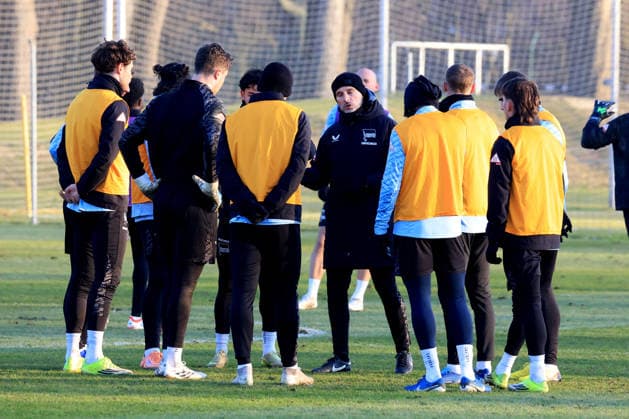 DEU, DFL, 2 FBL Hertha BSC, Training, 21 01 2026, Sportforum, Berlin, DEU, DFL, 2 FBL Hertha BSC, Training, im Bild Cheftrainer Stefan Leitl Hertha BSC Berlin , Hertha Spielerkreis DFL regulations prohibit any use of Photographs as image sequences and or quasi video nordphotoxGmbHx xEngler nph00076