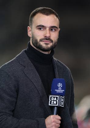 21 01 2026, Football UEFA Champions League, Qarabag Agdam FK Eintracht Frankfurt, v l , Interim coach Dennis Schmitt Eintracht Frankfurt in DAZN interview DFL DFB REGULATIONS PROHIBIT ANY USE OF PHOTOGRAPHS AS IMAGE SEQUENCES AND OR QUASI VIDEO xdcx Copyright: HMBxMedia Claus