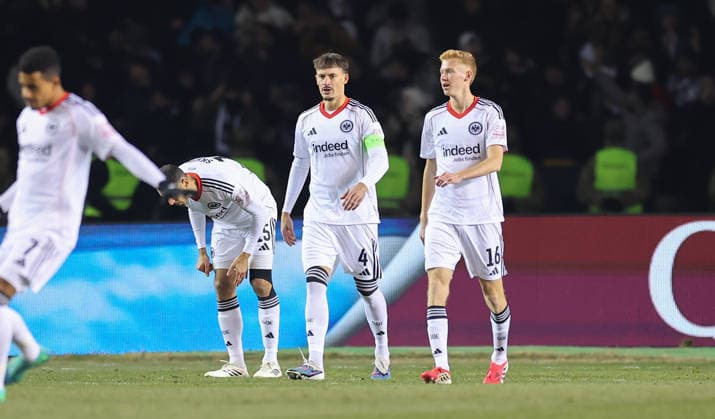 21 01 2026, Football UEFA Champions League, Qarabag Agdam FK Eintracht Frankfurt, v l , Robin Koch Eintracht Frankfurt , Hugo Larsson Eintracht Frankfurt enttaeuscht, enttaeuscht schauenend, dissapointed, traurig, frustiert, frustiert, gefrustet, frustrated DFL DFB REGULATIONS PROHIBIT ANY USE OF PHOTOGRAPHS AS IMAGE SEQUENCES AND OR QUASI VIDEO xdcx Copyright: HMBxMedia Claus
