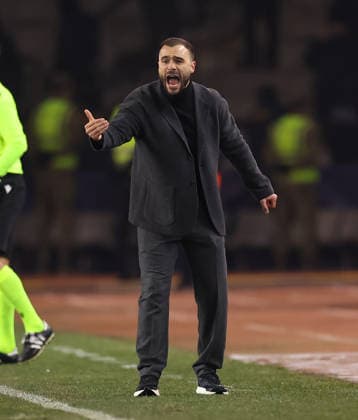 21 01 2026, Football UEFA Champions League, Qarabag Agdam FK Eintracht Frankfurt, v l , Interim coach Dennis Schmitt Eintracht Frankfurt gives instructions, gesticulates, gesticulate with arms, gives instructions, gesticulate DFL DFB REGULATIONS PROHIBIT ANY USE OF PHOTOGRAPHS AS IMAGE SEQUENCES AND OR QUASI VIDEO xdcx Copyright: HMBxMedia Claus