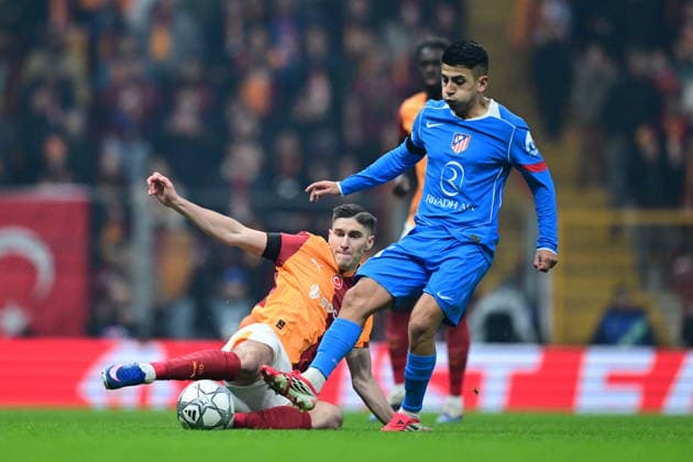 Galatasaray v Atletico Madrid - UEFA Champions League ISTANBUL, TURKIYE - JANUARY 21: Galatasaray s Roland Sallai (L) and Atletico Madrid s Thiago Almada (R) compete for the ball during the UEFA Champions League week 7 match between Galatasaray and Atletico Madrid at RAMS Park in Istanbul, Turkiye, on January 21, 2026. Abdulhamid Hosbas Anadolu Istanbul Turkey. Editorial use only. Please get in touch for any other usage.  Copyright: x2026xAnadoluxAbdulhamidxHosbasx