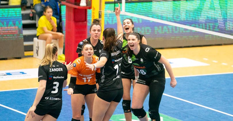 21 1 2026, Volleyball, Women, VBL, 1 VBL, 1 Volleyball Bundesliga, 12 Matchday, SSC Palmberg Schwerin Ladies in Black Aachen The players of Ladies in Black cheer Schwerin Palmberg Arena Mecklenburg Vorpommern Germany