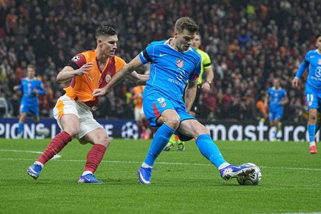 ISTANBUL, TURKEY - JANUARY 21: Roland Sallai (L) of Galatasaray SK and Alexander Sorloth (9) of Atletico de Madrid battle for the ball during the UEFA Champions League 2025 26 League Phase MD7 match between Galatasaray A.S. and Atletico de Madrid at Ali Sami Yen Spor Kompleksi Rams Park Stadium on January 21, 2026 in Istanbul, Turkey. Istanbul Turkey Copyright: xSeskimphotox GSaray-AMadrid-210126 (16)