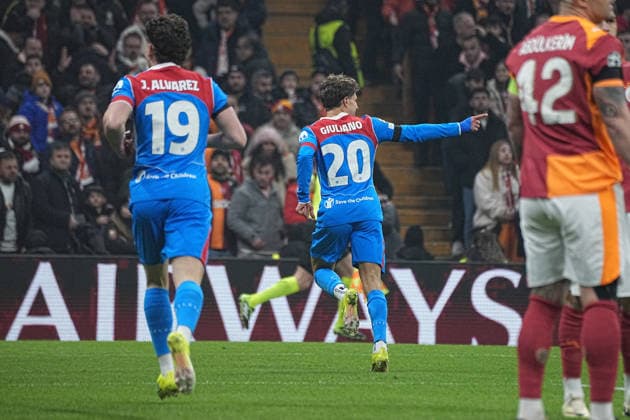 ISTANBUL, TURKEY - JANUARY 21: Giuliano Simeone (20) of Atletico de Madrid celebrates after scoring the first goal of his team with teammates during the UEFA Champions League 2025 26 League Phase MD7 match between Galatasaray A.S. and Atletico de Madrid at Ali Sami Yen Spor Kompleksi Rams Park Stadium on January 21, 2026 in Istanbul, Turkey. Istanbul Turkey Copyright: xSeskimphotox GSaray-AMadrid-210126 (18)