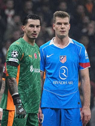 ISTANBUL, TURKEY - JANUARY 21: Goalkeeper Ugurcan Cakir of Galatasaray SK and Alexander Sorloth of Atletico de Madrid during the UEFA Champions League 2025 26 League Phase MD7 match between Galatasaray A.S. and Atletico de Madrid at Ali Sami Yen Spor Kompleksi Rams Park Stadium on January 21, 2026 in Istanbul, Turkey. Istanbul Turkey Copyright: xSeskimphotox GSaray-AMadrid-210126 (24)