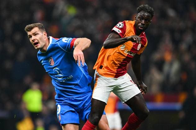 Galatasaray v Atletico Madrid - UEFA Champions League ISTANBUL, TURKIYE - JANUARY 21: Davinson Sanchez (R) of Galatasaray in action against Alexander Sorloth (L) of Atletico Madrid during UEFA Champions League week 7 football match between Galatasaray and Atletico Madrid at RAMS Park in Istanbul, Turkiye on January 21, 2026. Cem Tekkesinoglu Anadolu Istanbul Turkey. Editorial use only. Please get in touch for any other usage.  Copyright: x2026xAnadoluxCemxTekkesinoglux