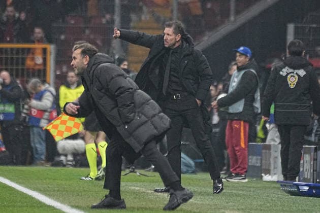 ISTANBUL, TURKEY - JANUARY 21: Coach Okan Buruk of Galatasaray SK and Coach Diego Simeone ( back) of Atletico de Madrid during the UEFA Champions League 2025 26 League Phase MD7 match between Galatasaray A.S. and Atletico de Madrid at Ali Sami Yen Spor Kompleksi Rams Park Stadium on January 21, 2026 in Istanbul, Turkey. Istanbul Turkey Copyright: xSeskimphotox GSaray-AMadrid-210126 (34)