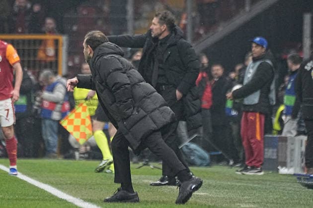 ISTANBUL, TURKEY - JANUARY 21: Coach Okan Buruk of Galatasaray SK and Coach Diego Simeone ( back) of Atletico de Madrid during the UEFA Champions League 2025 26 League Phase MD7 match between Galatasaray A.S. and Atletico de Madrid at Ali Sami Yen Spor Kompleksi Rams Park Stadium on January 21, 2026 in Istanbul, Turkey. Istanbul Turkey Copyright: xSeskimphotox GSaray-AMadrid-210126 (35)