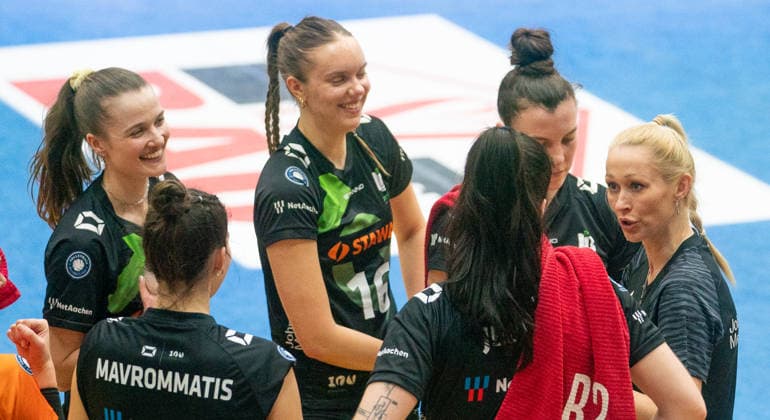 21 1 2026, Volleyball, Women, VBL, 1 VBL, 1 Volleyball Bundesliga, 12 Matchday, SSC Palmberg Schwerin Ladies in Black Aachen Coach Mareike Hendriksen Ladies in Black, re gives instructions to her players Schwerin Palmberg Arena Mecklenburg-Vorpommern Germany