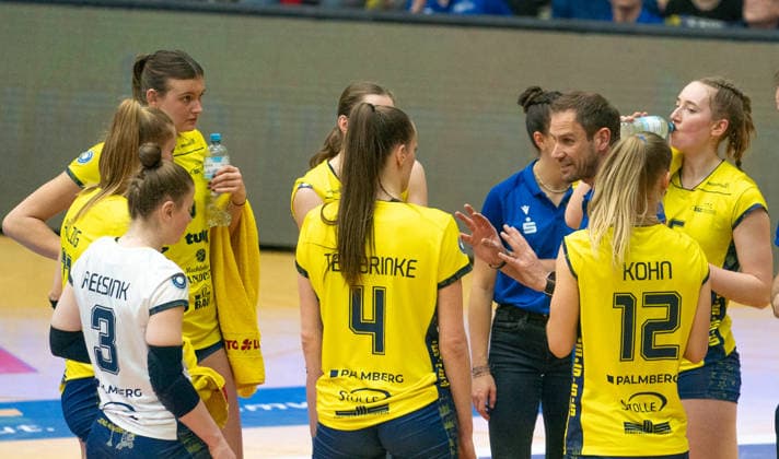 21 1 2026, Volleyball, Women, VBL, 1 VBL, 1 Volleyball Bundesliga, 12 Matchday, SSC Palmberg Schwerin Ladies in Black Aachen Coach Felix Koslowski SSC Palmberg Schwerin, 3 v r gives instructions to his players Schwerin Palmberg Arena Mecklenburg-Vorpommern Germany