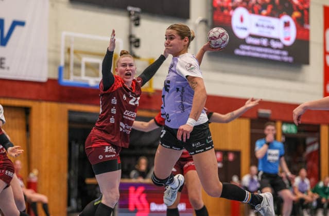 GER, Bensheim, HSG Bensheim Auerbach Flames vs Vfl Oldenburg, Alsco Handball Bundesliga Frauen, Handball, DHB, Spielzeit 2025 2026, Weststadthalle Bensheim, 14 Spieltag im Bild v l Meike Schmelzer HSG Bensheim Auerbach Flames Frauen 24 , Joanna Granicka VfL Oldenburg Handball 21 , Goal and Throw DFB DFL REGULATIONS PROHIBIT ANY USE OF PHOTOGRAPHS AS IMAGE SEQUENCES AND OR QUASI VIDEO, 21 01 2026 Copyright: HMBxMedia HendrikxHamelau