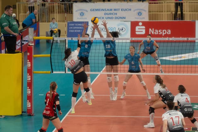 21 01 2026, xhfmx, Volleyball Volleyball Bundesliga VBL, VC Wiesbaden Dresdner SC Miku Akimoto Dresdner SC is blocked by Jovana Dordevic VC Wiesbaden and Marlene Rieger VC Wiesbaden DFL DFB REGULATIONS PROHIBIT ANY USE OF PHOTOGRAPHS as IMAGE SEQUENCES and or QUASI VIDEO Wiesbaden