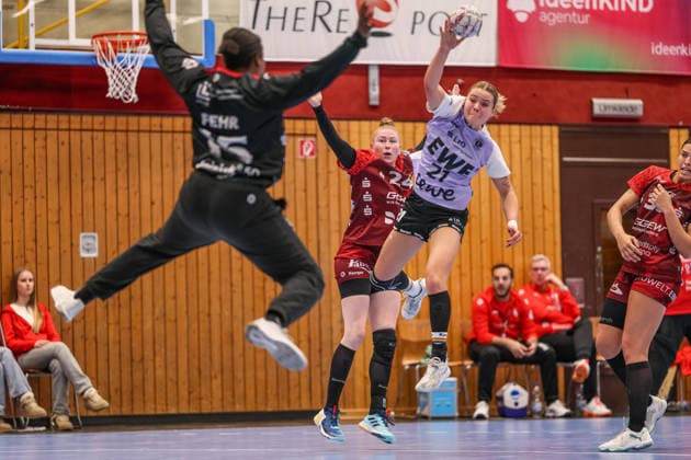 GER, Bensheim, HSG Bensheim Auerbach Flames vs Vfl Oldenburg, Alsco Handball Bundesliga Frauen, Handball, DHB, Spielzeit 2025 2026, Weststadthalle Bensheim, 14 Spieltag im Bild v l Vanessa Fehr HSG Bensheim Auerbach Flames Frauen 16 , Meike Schmelzer HSG Bensheim Auerbach Flames Women 24 in duel with Joanna Granicka VfL Oldenburg Handball 21 , throw, jump DFB DFL REGULATIONS PROHIBIT ANY USE OF PHOTOGRAPHS AS IMAGE SEQUENCES AND OR QUASI VIDEO, 21 01 2026 Copyright: HMBxMedia HendrikxHamelau