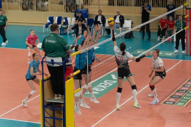 21 01 2026, xhfmx, Volleyball Volleyball Bundesliga VBL, VC Wiesbaden Dresdner SC Miku Akimoto Dresdner SC puts the ball over the net DFL DFB REGULATIONS PROHIBIT ANY USE OF PHOTOGRAPHS as IMAGE SEQUENCES and or QUASI VIDEO Wiesbaden