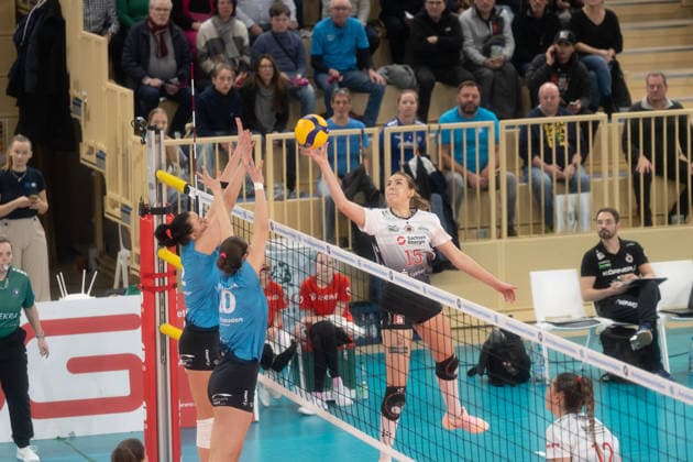 21 01 2026, xhfmx, Volleyball Volleyball Bundesliga VBL, VC Wiesbaden Dresdner SC Marta Kamelija Levinska Dresdner SC puts the ball over the net DFL DFB REGULATIONS PROHIBIT ANY USE OF PHOTOGRAPHS as IMAGE SEQUENCES and or QUASI VIDEO Wiesbaden