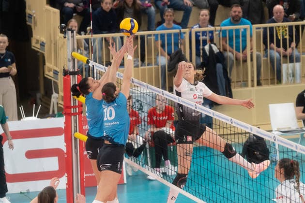 21 01 2026, xhfmx, Volleyball Volleyball Bundesliga VBL, VC Wiesbaden Dresdner SC Marta Kamelija Levinska Dresdner SC puts the ball over the net DFL DFB REGULATIONS PROHIBIT ANY USE OF PHOTOGRAPHS as IMAGE SEQUENCES and or QUASI VIDEO Wiesbaden