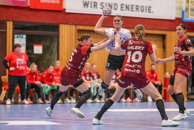GER, Bensheim, HSG Bensheim Auerbach Flames vs Vfl Oldenburg, Alsco Handball Bundesliga Frauen, Handball, DHB, Spielzeit 2025 2026, Weststadthalle Bensheim, 14 Spieltag im Bild v l Isabell Hurst HSG Bensheim Auerbach Flames Frauen 5 , Joanna Granicka VfL Oldenburg Handball 21 , Matilda Ehlert HSG Bensheim Auerbach Flames Frauen 10 , throw, duel DFB DFL REGULATIONS PROHIBIT ANY USE OF PHOTOGRAPHS AS IMAGE SEQUENCES AND OR QUASI VIDEO, 21 01 2026 Copyright: HMBxMedia HendrikxHamelau