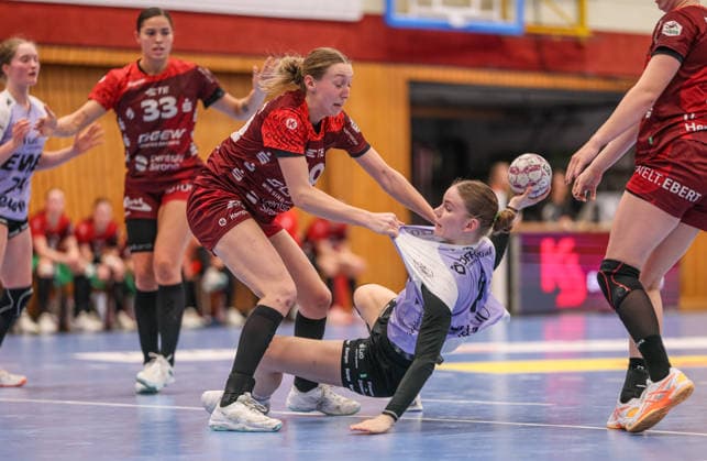GER, Bensheim, HSG Bensheim Auerbach Flames vs Vfl Oldenburg, Alsco Handball Bundesliga Frauen, Handball, DHB, Spielzeit 2025 2026, Weststadthalle Bensheim, 14 Spieltag im Bild v l Foul by Matilda Ehlert HSG Bensheim Auerbach Flames Frauen 10 VfL Oldenburg Handball DFB DFL REGULATIONS PROHIBIT ANY USE OF PHOTOGRAPHS AS IMAGE SEQUENCES AND OR QUASI VIDEO, 21 01 2026 Copyright: HMBxMedia HendrikxHamelau