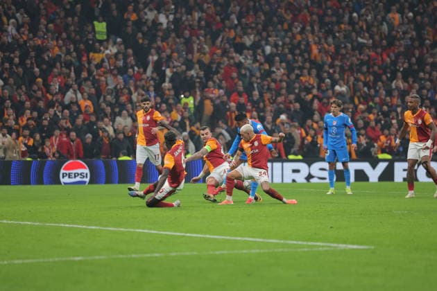 2026-01-21 Galatasaray SK v Atletico de Madrid - UEFA Champions League 2025 26 League Phase MD7 ISTANBUL, TURKEY - JANUARY 21: Thiago Almada of Atletico de Madrid, Lucas Torreira of Galatasaray SK, Davinson Sanchez of Galatasaray SK, Abdulkerim Bardakci of Galatasaray SK, Eren Elmali of Galatasaray SK during the UEFA Champions League 2025 26 League Phase MD7 match between Galatasaray SK and Atletico de Madrid at Rams Park Stadium on January 21, 2026 in Istanbul, Turkey. (Photo by BSR Agency) Istanbul Turkey Content not available for redistribution in The Netherlands directly or indirectly through any third parties. Copyright: xBSRxAgencyx
