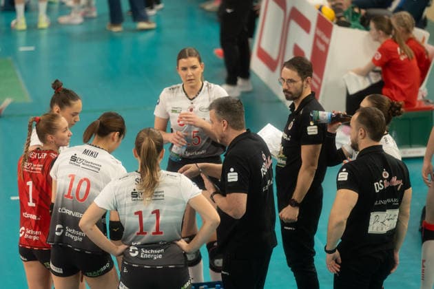 21 01 2026, xhfmx, Volleyball Volleyball Bundesliga VBL, VC Wiesbaden Dresdner SC Alexander Waibl Coach Dresdner SC gives a speech to his team DFL DFB REGULATIONS PROHIBIT ANY USE OF PHOTOGRAPHS as IMAGE SEQUENCES and or QUASI VIDEO Wiesbaden