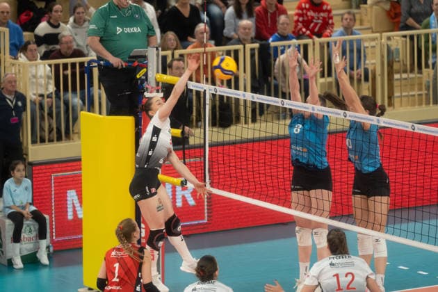 21 01 2026, xhfmx, Volleyball Volleyball Bundesliga VBL, VC Wiesbaden Dresdner SC Lorena Lorber Fijok Dresdner SC brings the ball over the net DFL DFB REGULATIONS PROHIBIT ANY USE OF PHOTOGRAPHS as IMAGE SEQUENCES and or QUASI VIDEO Wiesbaden