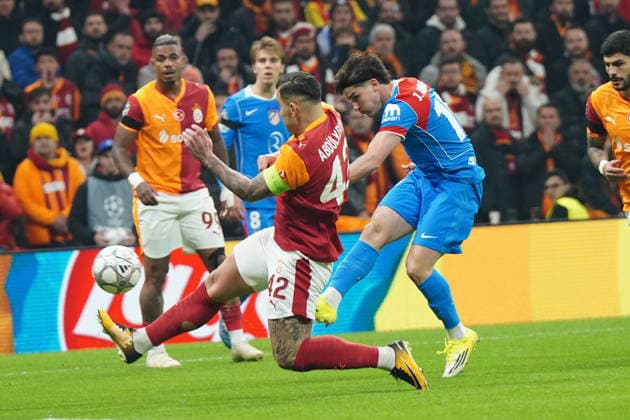 ISTANBUL, TURKEY - JANUARY 21: Abdulkerim Bardakci (42) of Galatasaray SK and Julian Alvarez of Atletico de Madrid battle for the ball during the UEFA Champions League 2025 26 League Phase MD7 match between Galatasaray A.S. and Atletico de Madrid at Ali Sami Yen Spor Kompleksi Rams Park Stadium on January 21, 2026 in Istanbul, Turkey. Istanbul Turkey Copyright: xSeskimphotox GSaray-AMadrid-210126 (40)