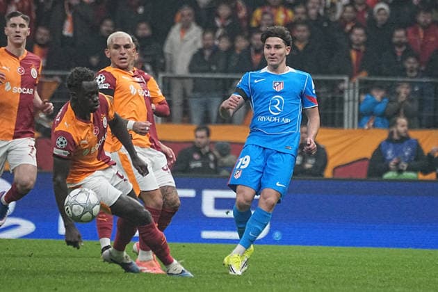 ISTANBUL, TURKEY - JANUARY 21: Davinson Sanchez , Lucas Torreira of Galatasaray SK and Julian Alvarez (19) of Atletico de Madrid battle for the ball during the UEFA Champions League 2025 26 League Phase MD7 match between Galatasaray A.S. and Atletico de Madrid at Ali Sami Yen Spor Kompleksi Rams Park Stadium on January 21, 2026 in Istanbul, Turkey. Istanbul Turkey Copyright: xSeskimphotox GSaray-AMadrid-210126 (53)