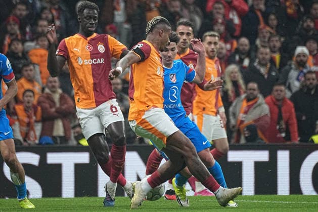 ISTANBUL, TURKEY - JANUARY 21: of Galatasaray SK and of Atletico de Madrid battle for the ball during the UEFA Champions League 2025 26 League Phase MD7 match between Galatasaray A.S. and Atletico de Madrid at Ali Sami Yen Spor Kompleksi Rams Park Stadium on January 21, 2026 in Istanbul, Turkey. Istanbul Turkey Copyright: xSeskimphotox GSaray-AMadrid-210126 (57)