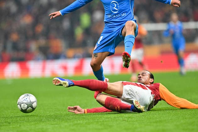 Galatasaray v Atletico Madrid - UEFA Champions League ISTANBUL, TURKIYE - JANUARY 21: Leroy Sane (ground) of Galatasaray in action against Thiago Almada (11) of Atletico Madrid during the UEFA Champions League week 7 football match between Galatasaray and Atletico Madrid at RAMS Park in Istanbul, Turkiye on January 21, 2026. Elif Ozturk Anadolu Istanbul Turkey. Editorial use only. Please get in touch for any other usage.  Copyright: x2026xAnadoluxElifxOzturkx