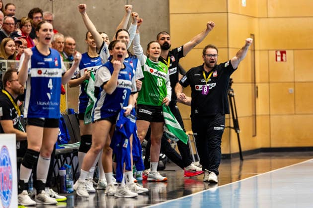 21 01 2026, GER, Handball, Women, Season 2025 2026, Alsco 1 Bl, 14 Matchday, Thueringer HC HSG Blomberg Lippe Steffen Birkner HSG Blomberg Lippe celebrating together with his team Team 99947 Bad Langensalza Salza Halle Sporthalle Mehrz Thüringen Germany