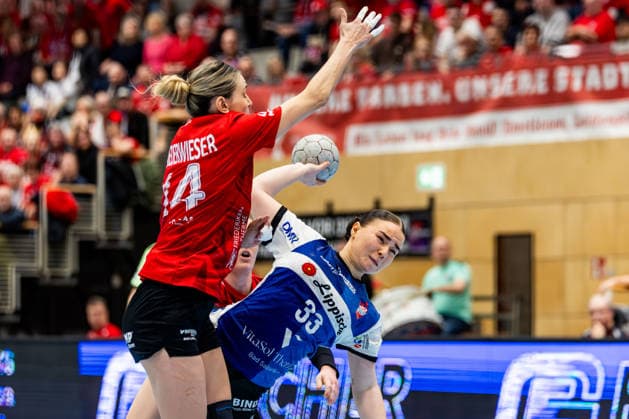 21 01 2026, GER, Handball, Women, Season 2025 2026, Alsco 1 Bl, 14 Matchday, Thueringer HC HSG Blomberg Lippe Elin Rosa Magnusdottir HSG Blomberg Lippe , Anika Niederwieser Thueringer HC,14 99947 Bad Langensalza Salza Halle Sporthalle Mehrz Thüringen Germany