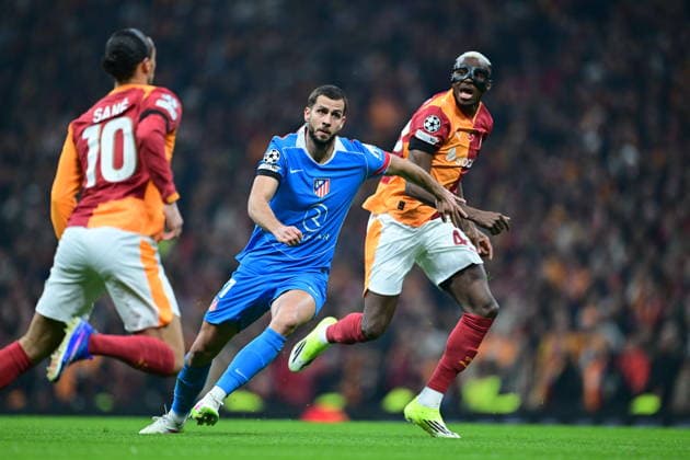 Galatasaray v Atletico Madrid - UEFA Champions League ISTANBUL, TURKIYE - JANUARY 21: Galatasaray s Victor Osimhen (R) and Atletico Madrid s David Hancko (C) in action during the UEFA Champions League match between Galatasaray and Atletico Madrid at RAMS Park in Istanbul, Turkiye, on January 21, 2026. Abdulhamid Hosbas Anadolu Istanbul Turkey. Editorial use only. Please get in touch for any other usage.  Copyright: x2026xAnadoluxAbdulhamidxHosbasx