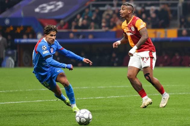 Galatasaray v Atletico Madrid - UEFA Champions League ISTANBUL, TURKIYE - JANUARY 21: Galatasaray s Mario Lemina (R) in action against Atletico Madrid s Giuliano Simeone (L) during the UEFA Champions League match between Galatasaray and Atletico Madrid at RAMS Park in Istanbul, Turkiye, on January 21, 2026. Cem Tekkesinoglu Anadolu Istanbul Turkey. Editorial use only. Please get in touch for any other usage.  Copyright: x2026xAnadoluxCemxTekkesinoglux