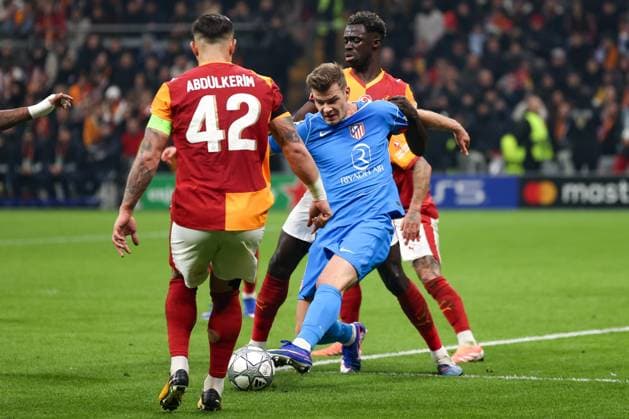 Galatasaray v Atletico Madrid - UEFA Champions League ISTANBUL, TURKIYE - JANUARY 21: Galatasaray s Davinson Sanchez (R) in action against Atletico Madrid s Alexander Sorloth (C) during the UEFA Champions League match between Galatasaray and Atletico Madrid at RAMS Park in Istanbul, Turkiye, on January 21, 2026. Cem Tekkesinoglu Anadolu Istanbul Turkey. Editorial use only. Please get in touch for any other usage.  Copyright: x2026xAnadoluxCemxTekkesinoglux