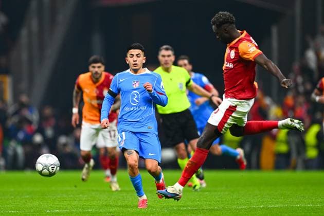 Galatasaray v Atletico Madrid - UEFA Champions League ISTANBUL, TURKIYE - JANUARY 21: Galatasaray s Davinson Sanchez (R) in action against Atletico Madrid s Thiago Almada (L) during the UEFA Champions League match between Galatasaray and Atletico Madrid at RAMS Park in Istanbul, Turkiye, on January 21, 2026. Cem Tekkesinoglu Anadolu Istanbul Turkey. Editorial use only. Please get in touch for any other usage.  Copyright: x2026xAnadoluxCemxTekkesinoglux