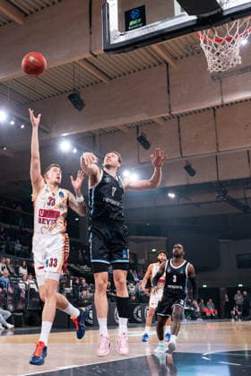 Kyle Wiltjer Umana Reyer Venice, 33 on a lay-up against Niklas Wimberg Veolia Towers Hamburg, 17 , GER, Veolia Towers Hamburg vs Umana Reyer Venice, Basketball, EuroCup, Matchday 15, Season 2025 2026, 21 01 2026 GER, Veolia Towers Hamburg vs Umana Reyer Venice, Basketball, EuroCup, Matchday 15, Season 2025 2026, 21 01 2026 Hamburg Copyright: xEibner-Pressefoto MaxxVincenx EP_MVN