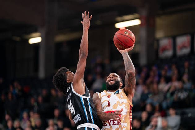 RJ Cole Umana Reyer Venice, 1 on a lay-up against Ross Williams Veolia Towers Hamburg, 34 , GER, Veolia Towers Hamburg vs Umana Reyer Venice, Basketball, EuroCup, Matchday 15, Season 2025 2026, 21 01 2026 GER, Veolia Towers Hamburg vs Umana Reyer Venice, Basketball, EuroCup, Matchday 15, Season 2025 2026, 21 01 2026 Hamburg Copyright: xEibner-Pressefoto MaxxVincenx EP_MVN