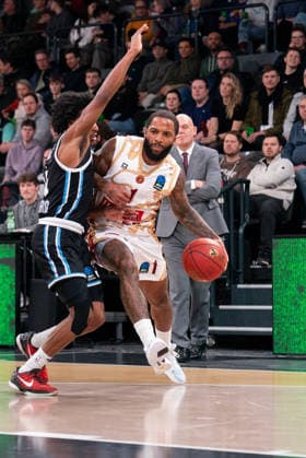 RJ Cole Umana Reyer Venice, 1 on the dribble against Ross Williams Veolia Towers Hamburg, 34 , GER, Veolia Towers Hamburg vs Umana Reyer Venice, Basketball, EuroCup, Matchday 15, Season 2025 2026, 21 01 2026 GER, Veolia Towers Hamburg vs Umana Reyer Venice, Basketball, EuroCup, Matchday 15, Season 2025 2026, 21 01 2026 Hamburg Copyright: xEibner-Pressefoto MaxxVincenx EP_MVN