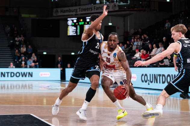 Carl Wheatle Umana Reyer Venice, 10 dribbling against Kenneth Ogbe Veolia Towers Hamburg, 25 , GER, Veolia Towers Hamburg vs Umana Reyer Venice, Basketball, EuroCup, Matchday 15, Season 2025 2026, 21 01 2026 GER, Veolia Towers Hamburg vs Umana Reyer Venice, Basketball, EuroCup, Matchday 15, Season 2025 2026, 21 01 2026 Hamburg Copyright: xEibner-Pressefoto MaxxVincenx EP_MVN